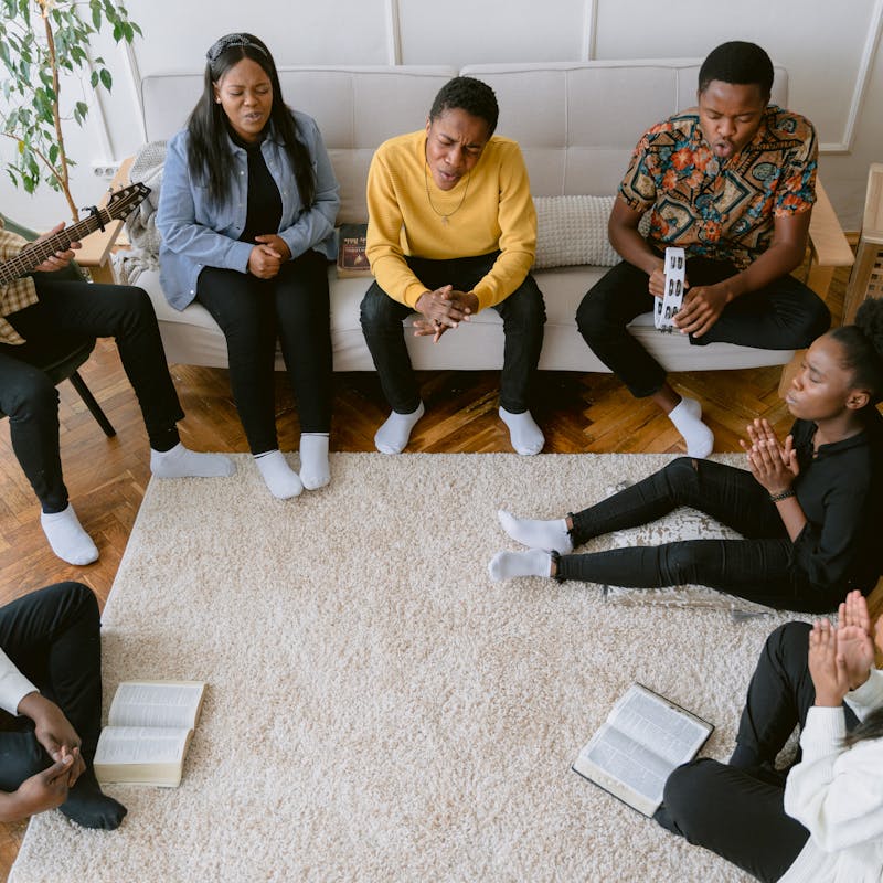 Grupo de estudo bíblico presencial em comunidade